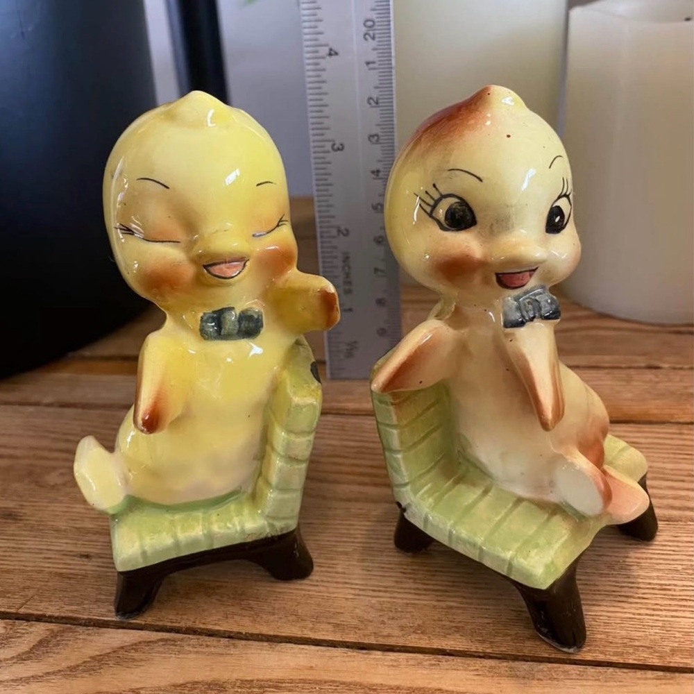 Vintage Anthropomorphic Yellow Ducks Chicks Hugging On Bench Salt Pepper Shakers